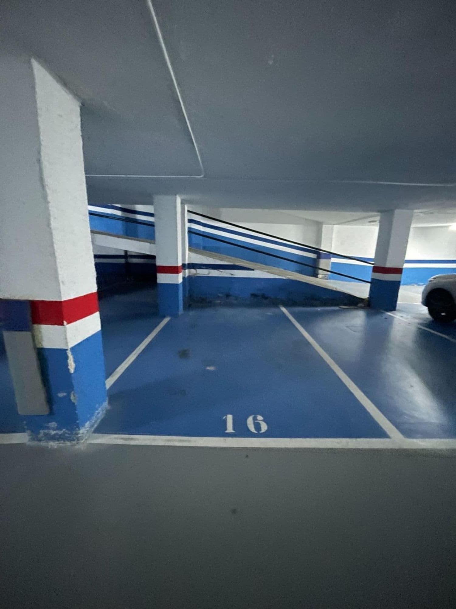Se vende Plaza de garaje amplia en Adriano VI, 20 en el sotano segundo. - imagen 2