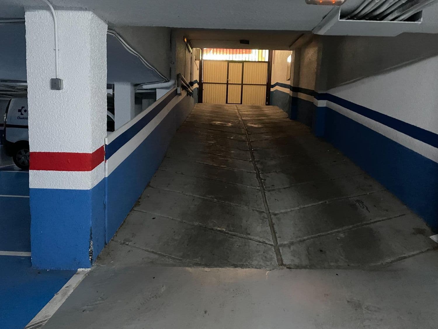 Se vende Plaza de garaje amplia en Adriano VI, 20 en el sotano segundo. - imagen 3