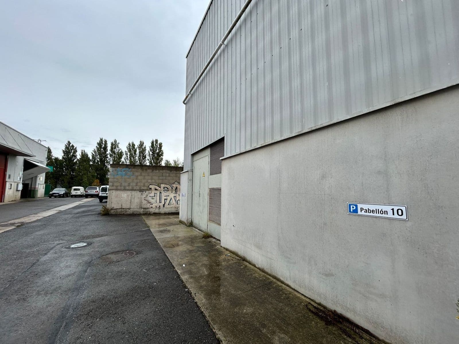 Se vende amplia nave industrial en el polígono Uritiasolo.  Exento de los procedimientos de declaración en materia de calidad de suelo - imagen 9