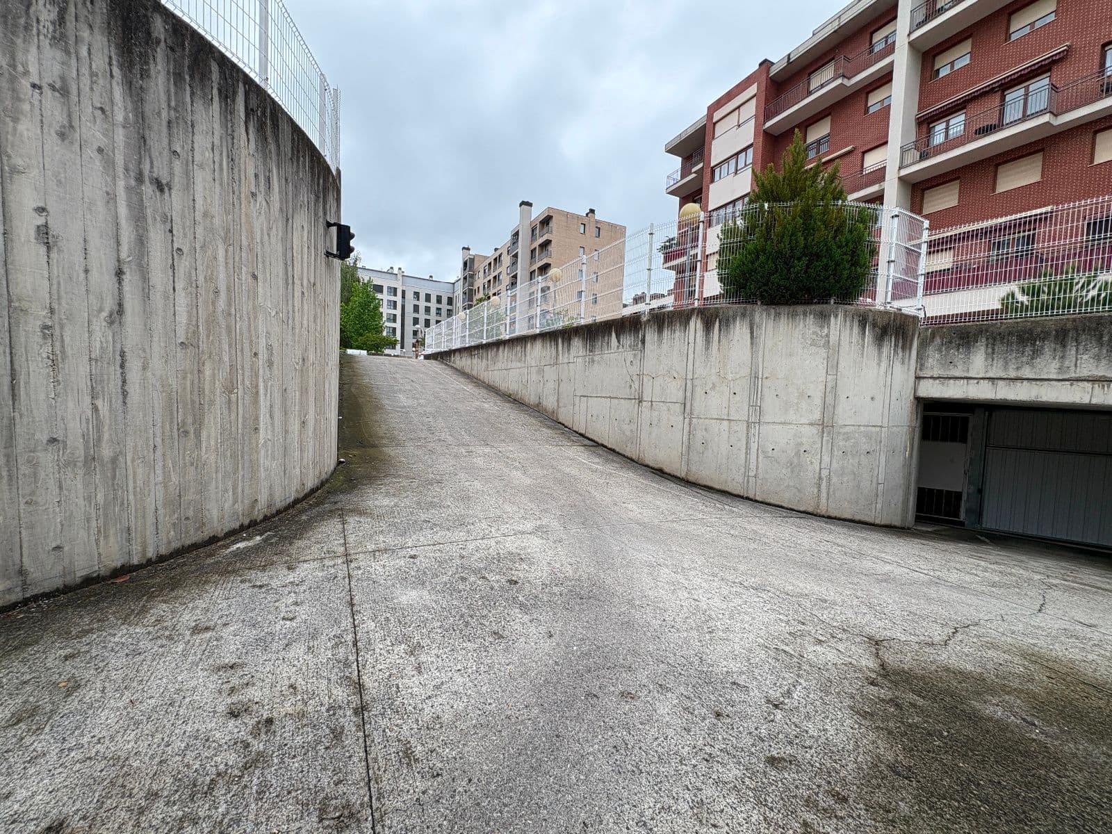 SE VENDEN DOS  PLAZAS Y TRASTERO  DE GARAJE EN CALLE MIREN MARTINEZ DEL BURGO - imagen 9