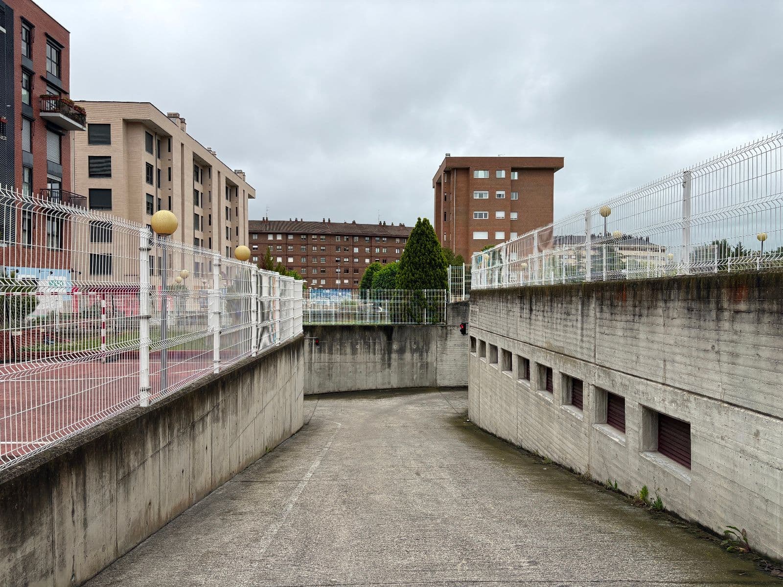 SE VENDEN DOS  PLAZAS Y TRASTERO  DE GARAJE EN CALLE MIREN MARTINEZ DEL BURGO
