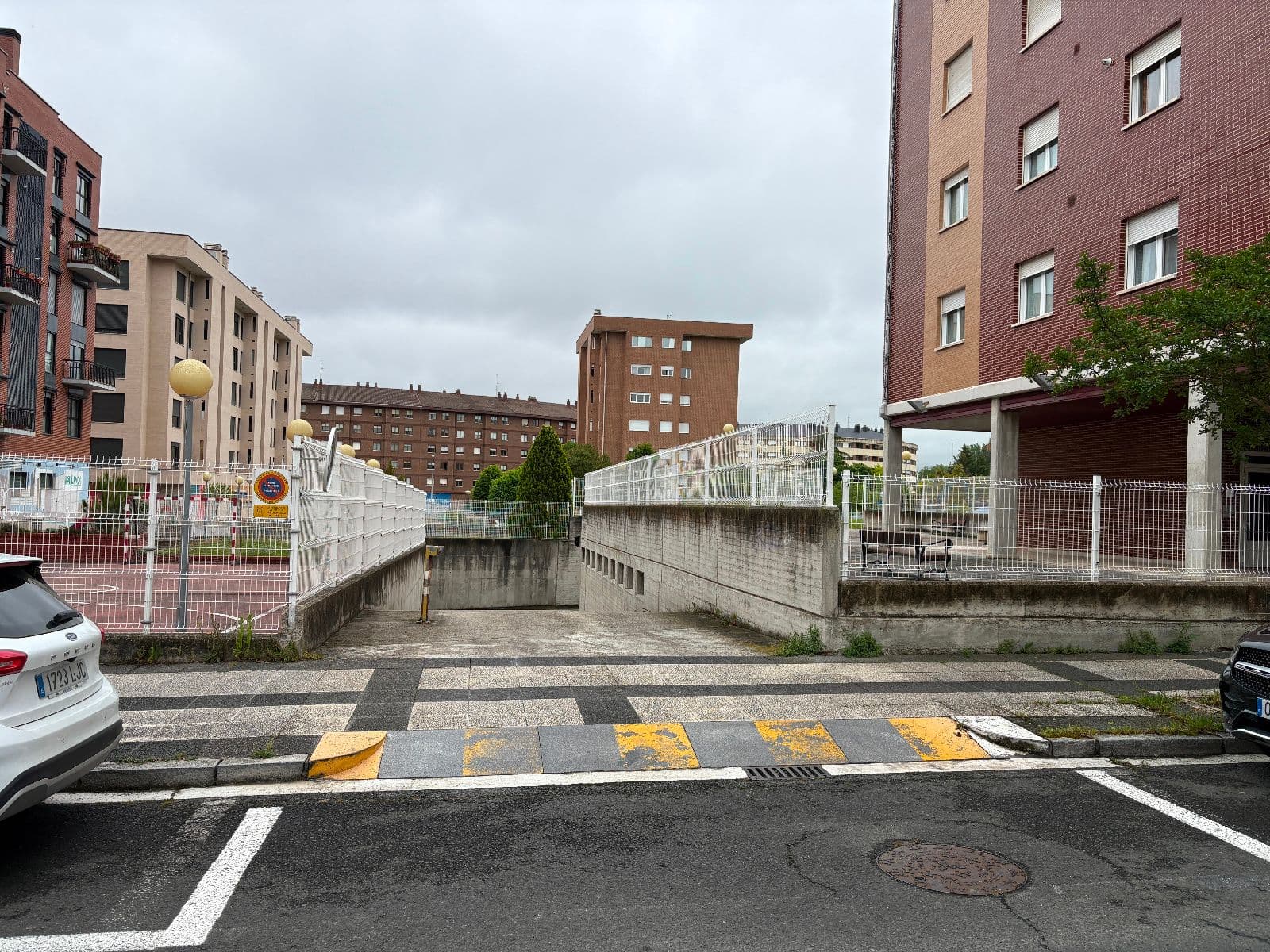 SE VENDEN DOS  PLAZAS Y TRASTERO  DE GARAJE EN CALLE MIREN MARTINEZ DEL BURGO - imagen 11