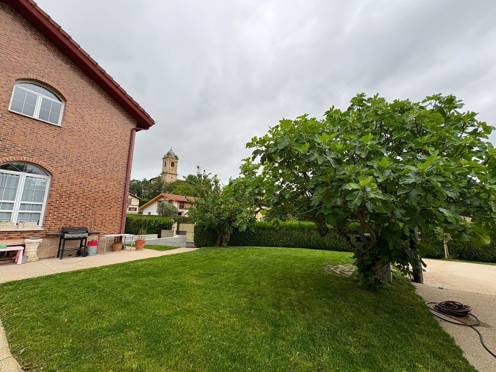 Se vende chalet independiente con jardín y piscina en Etxabarri-Ibiña.