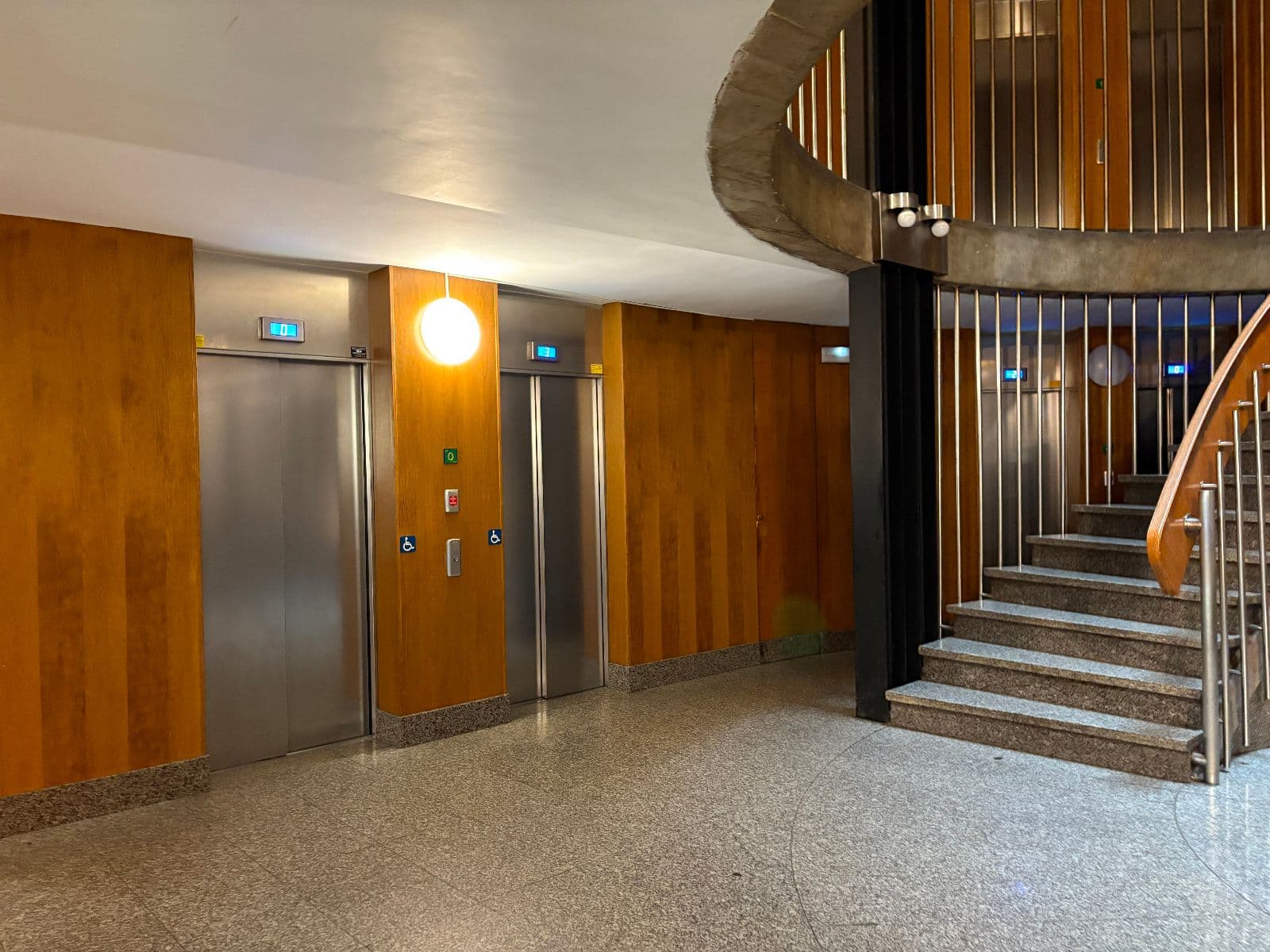 SE ALQUILAN Y VENDEN OFICINAS EN GENERAL ALAVA - imagen 13
