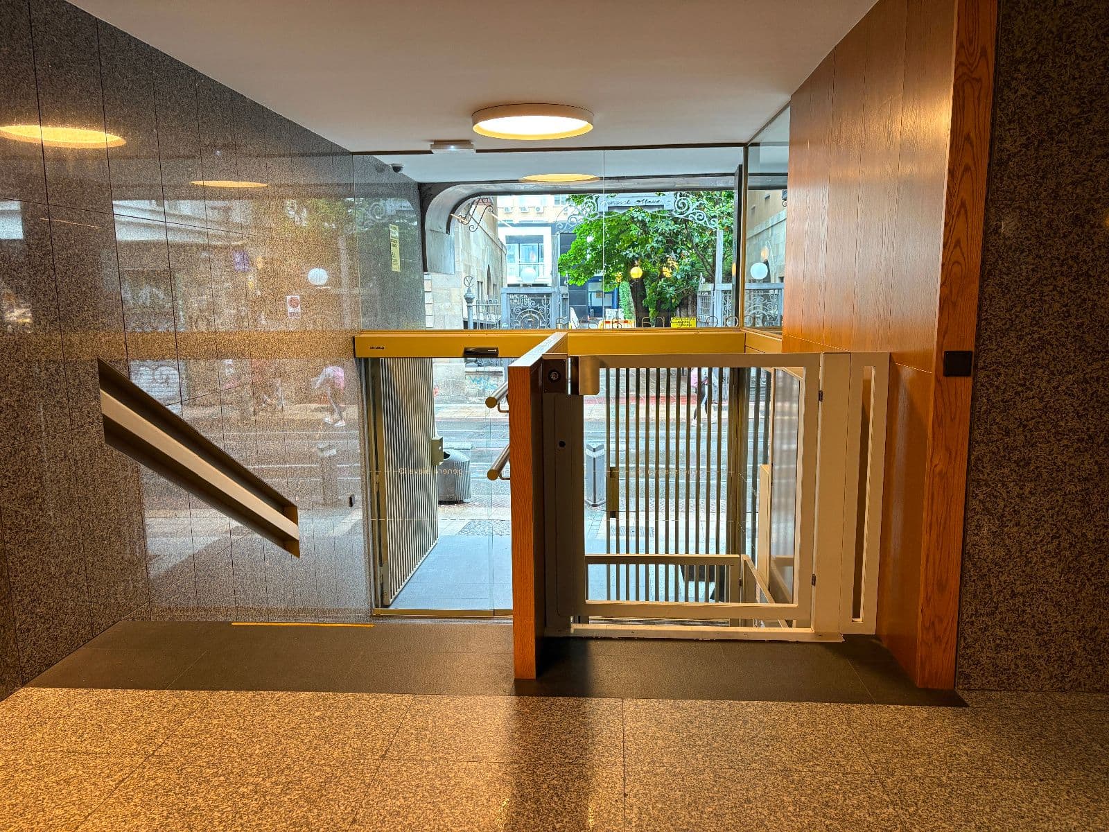 SE ALQUILAN Y VENDEN OFICINAS EN GENERAL ALAVA - imagen 14