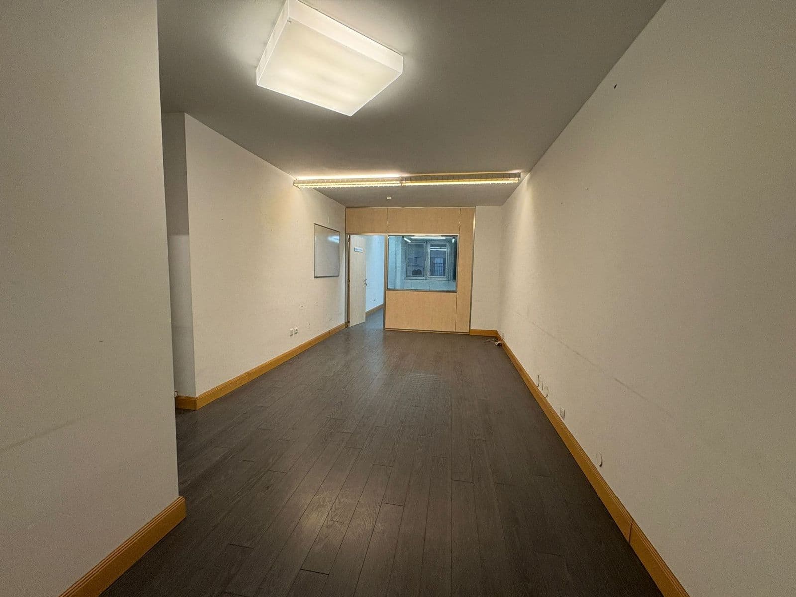 SE ALQUILAN Y VENDEN OFICINAS EN GENERAL ALAVA - imagen 2