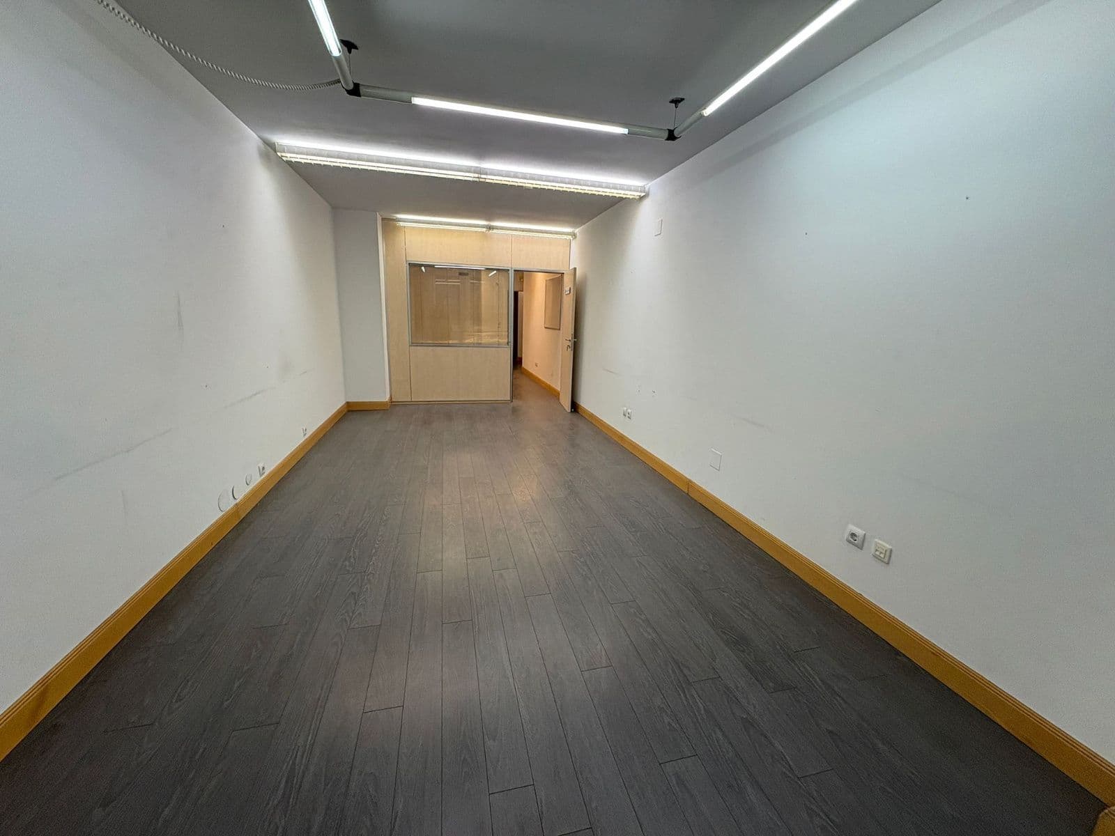 SE ALQUILAN Y VENDEN OFICINAS EN GENERAL ALAVA - imagen 4