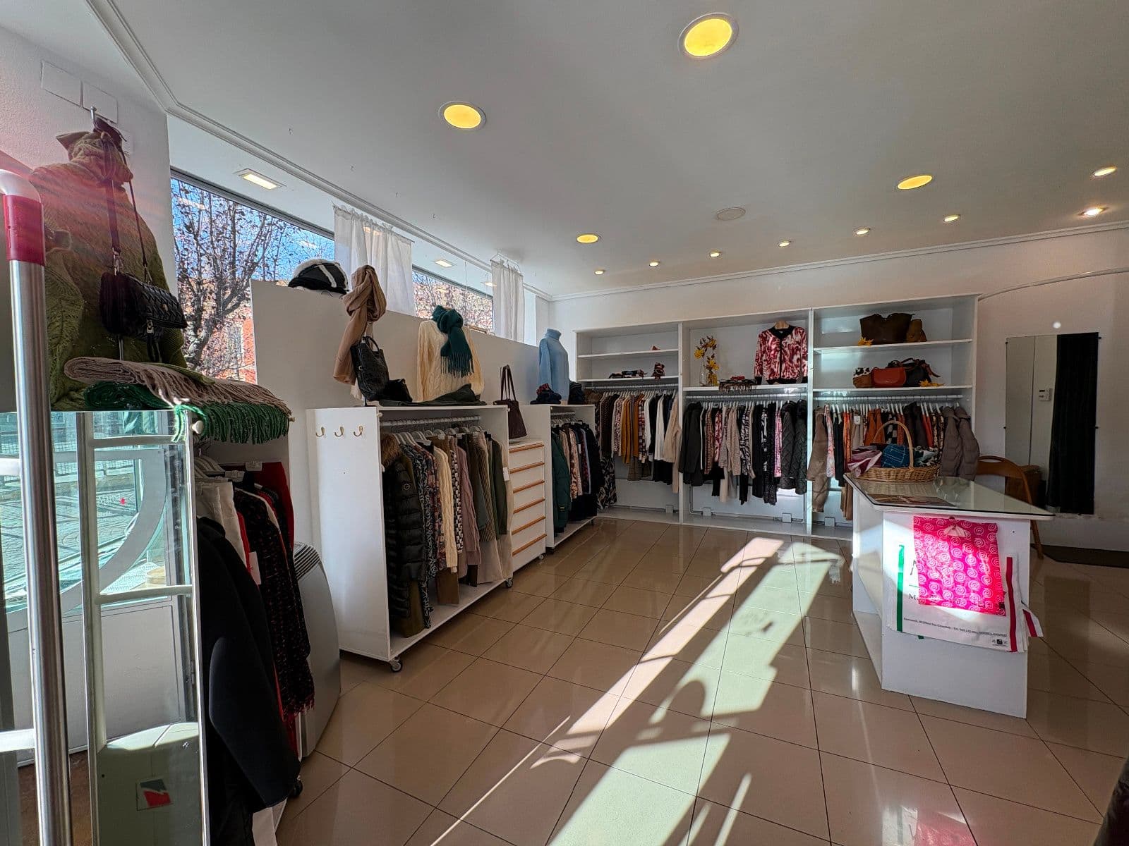 Local en esquina junto a Universidades, gran escaparate – 51 m² - imagen 11