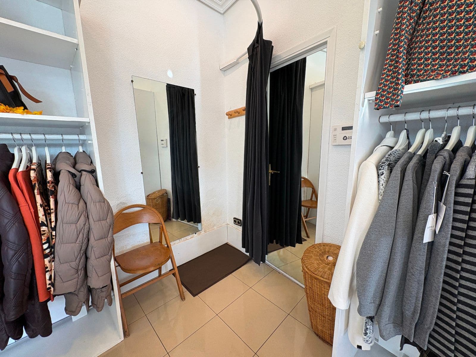 Local en esquina junto a Universidades, gran escaparate – 51 m² - imagen 12
