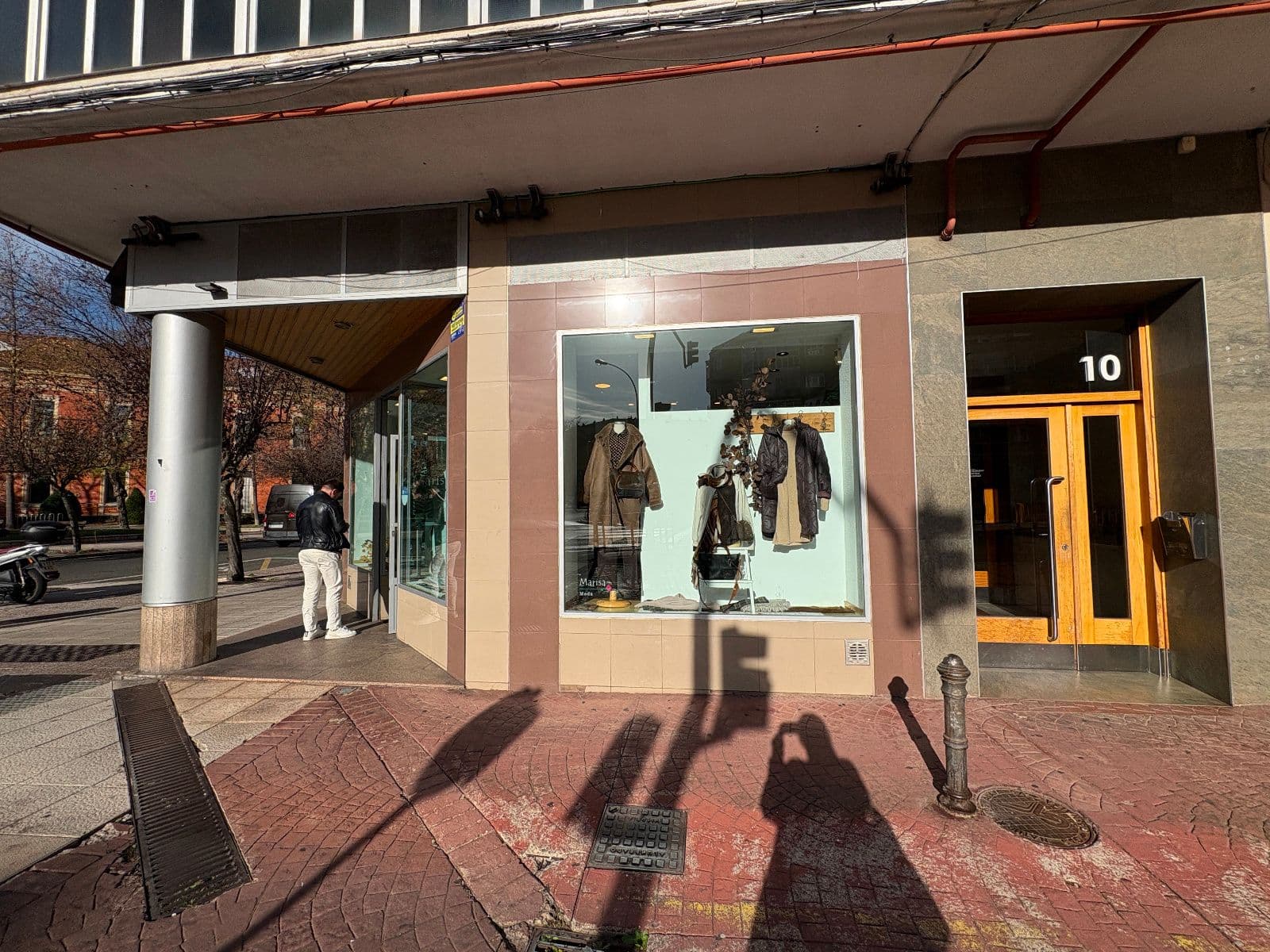 Local en esquina junto a Universidades, gran escaparate – 51 m² - imagen 8