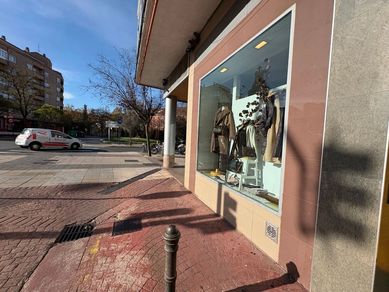 Local en esquina junto a Universidades, gran escaparate – 51 m² - imagen 6