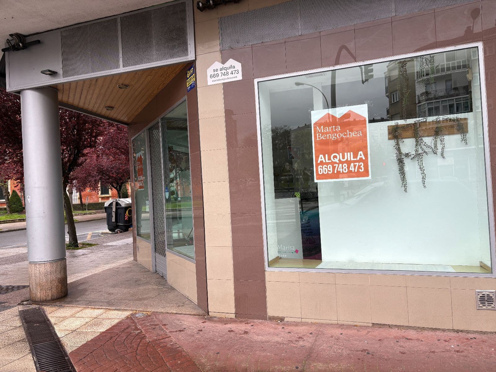 Local en esquina junto a Universidades, gran escaparate – 51 m² - imagen 2