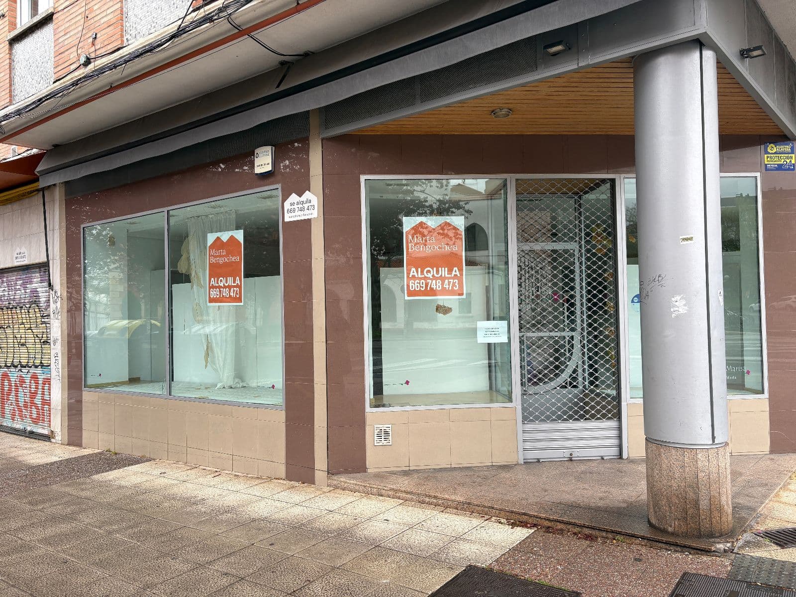 Local en esquina junto a Universidades, gran escaparate – 51 m²