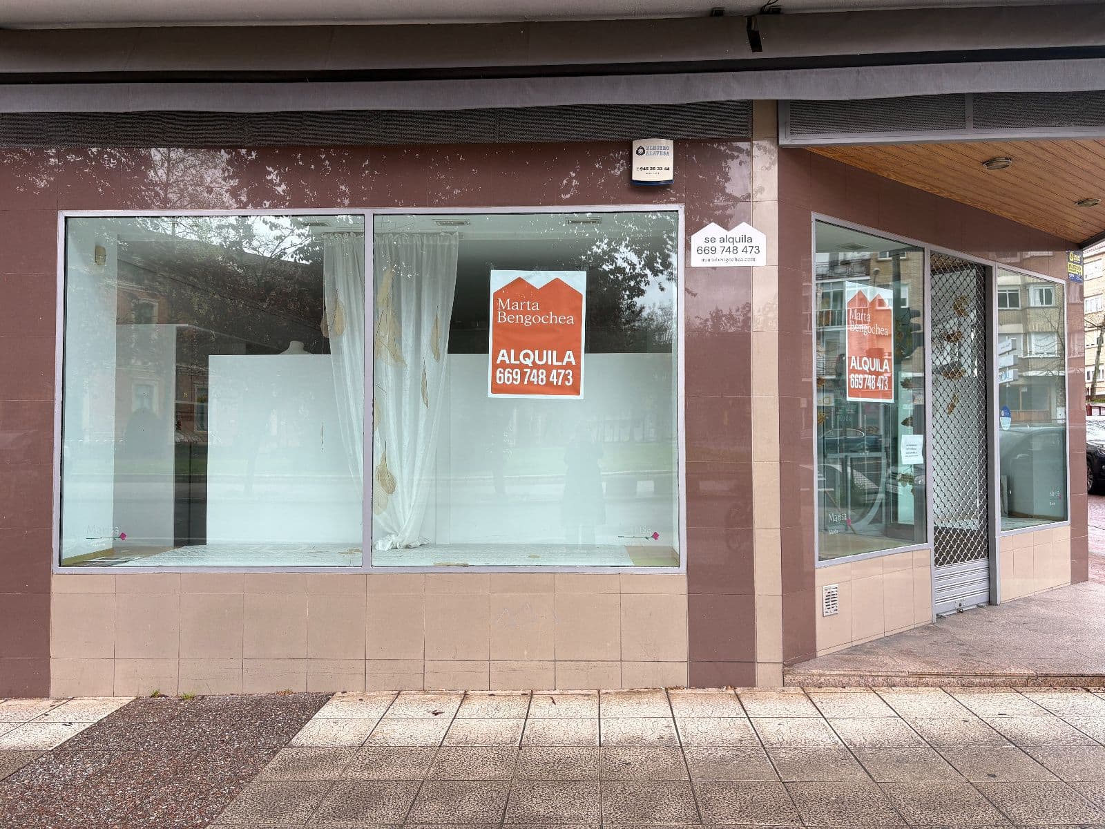 Local en esquina junto a Universidades, gran escaparate – 51 m² - imagen 3