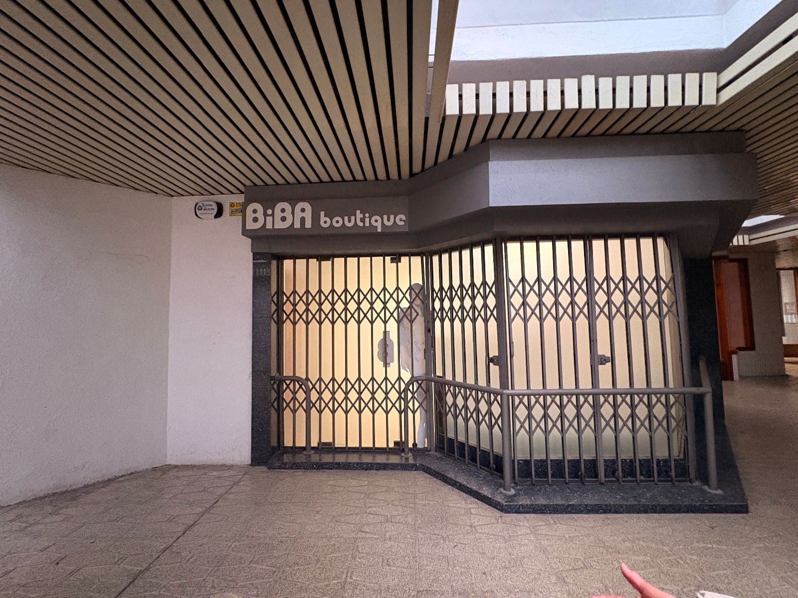 SE VENDE  Y SE ALQUILA LOCAL COMERCIAL EN AVENIDA GASTEIZ - imagen 12