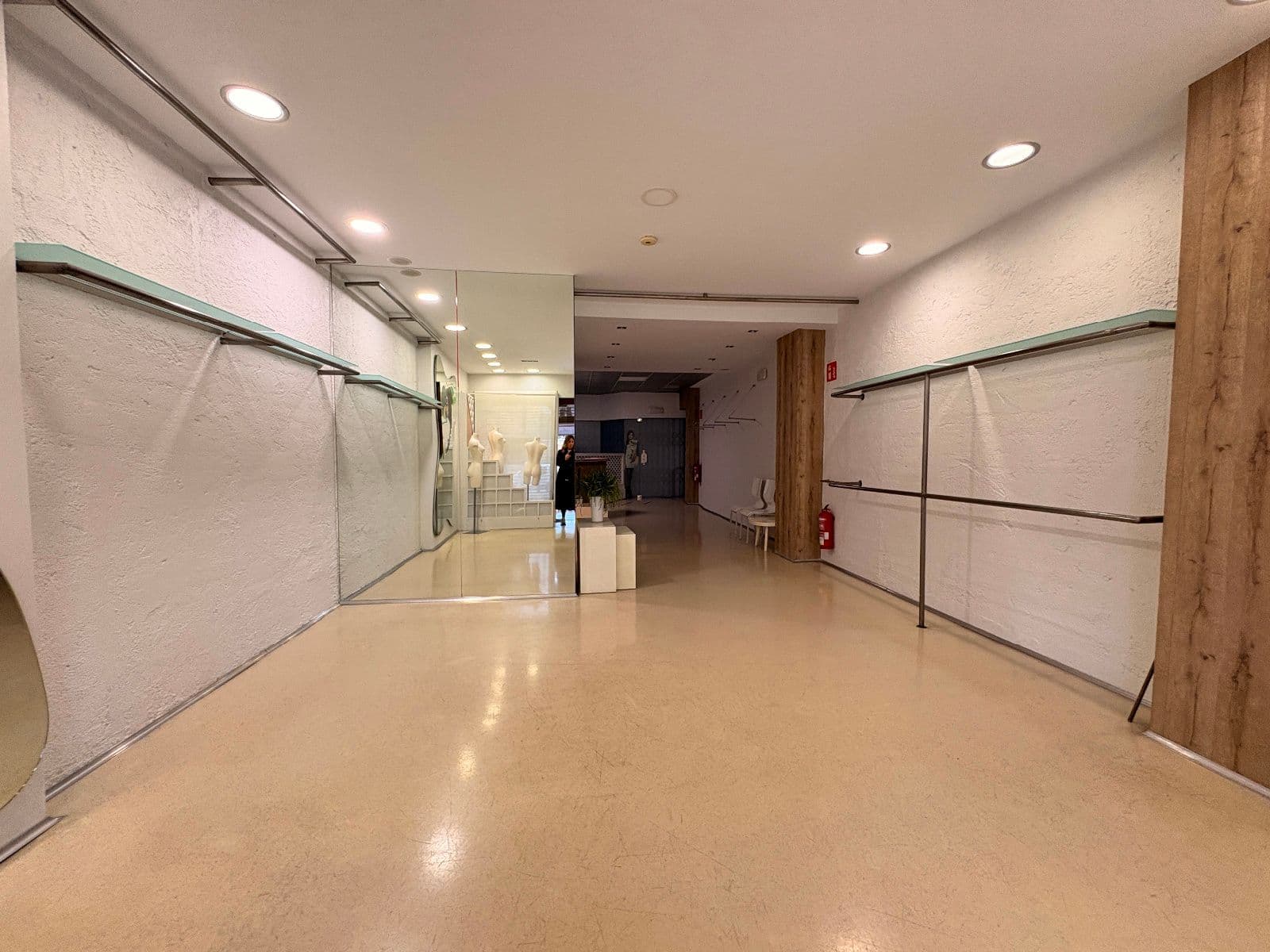 SE VENDE  Y SE ALQUILA LOCAL COMERCIAL EN AVENIDA GASTEIZ - imagen 4