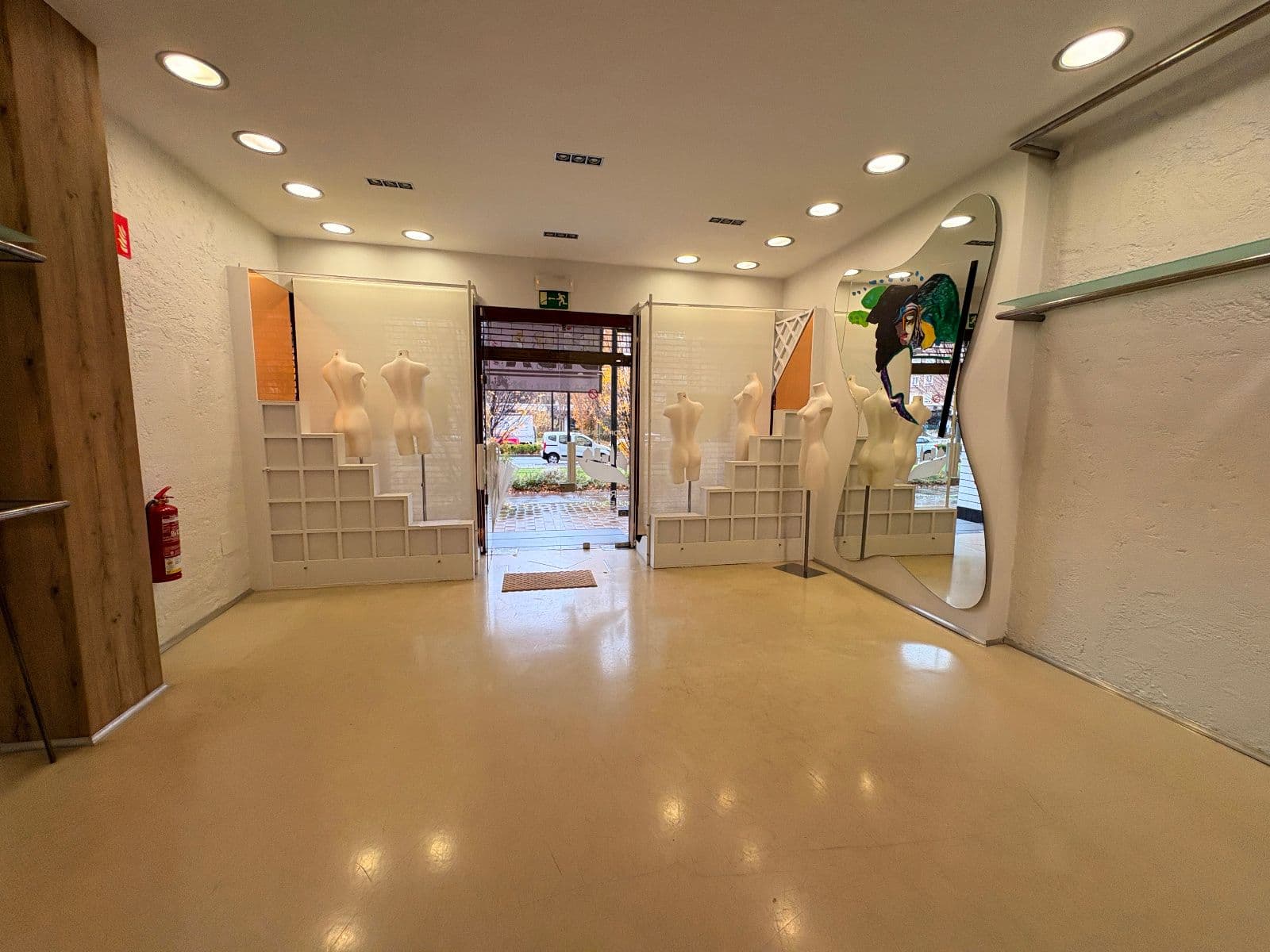 SE VENDE  Y SE ALQUILA LOCAL COMERCIAL EN AVENIDA GASTEIZ - imagen 3