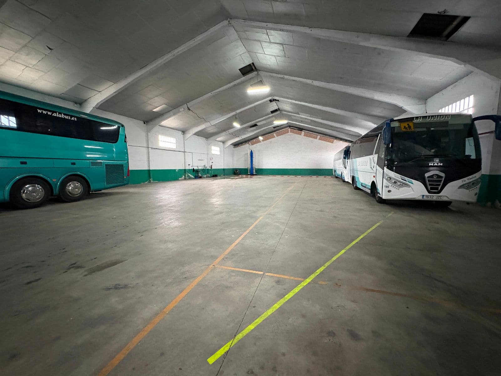 Nave industrial alquilada con parcela en Agurain