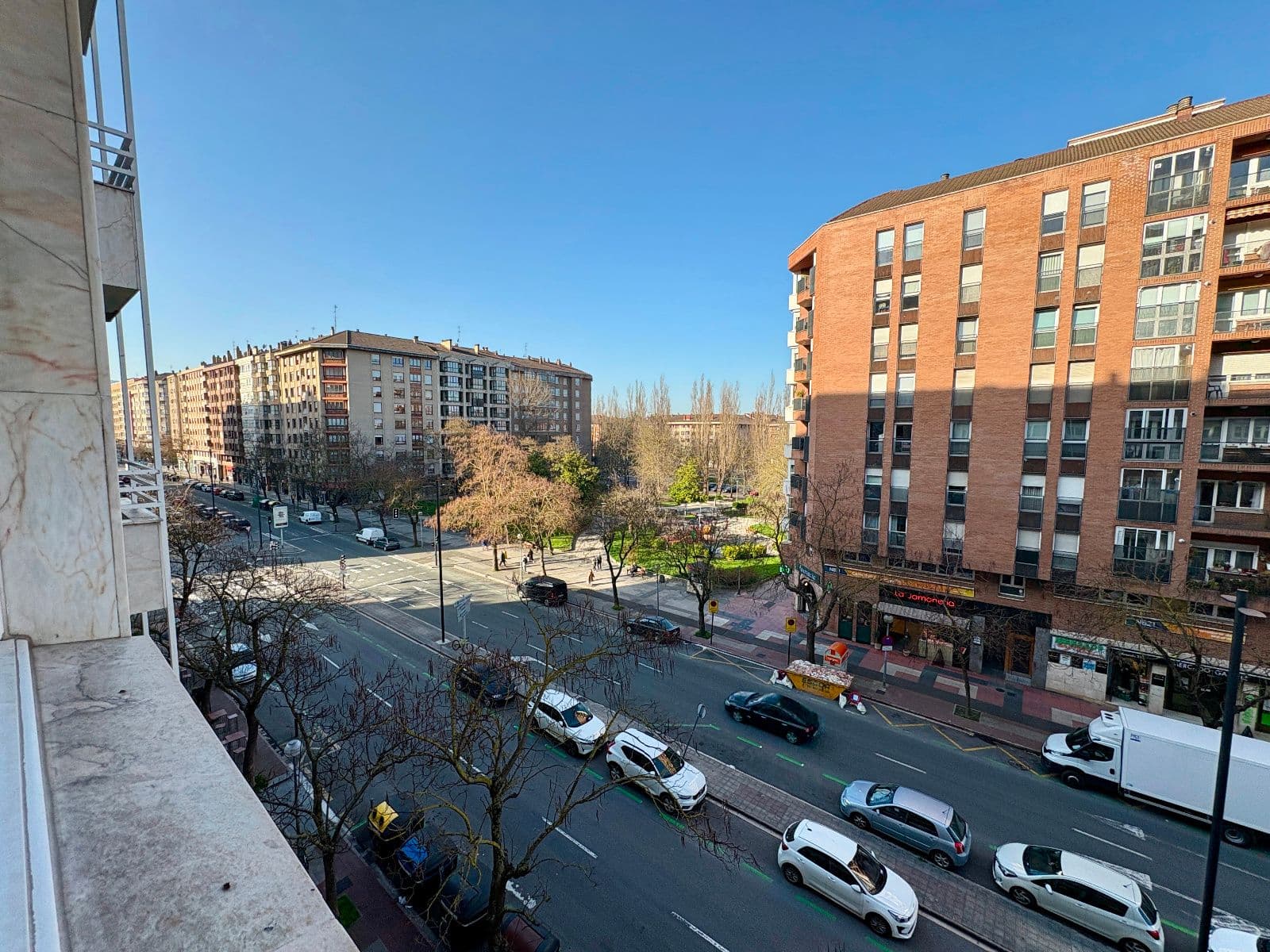 SE ALQUILA DUPLEX EN LA AVENIDA GASTEIZ - imagen 3