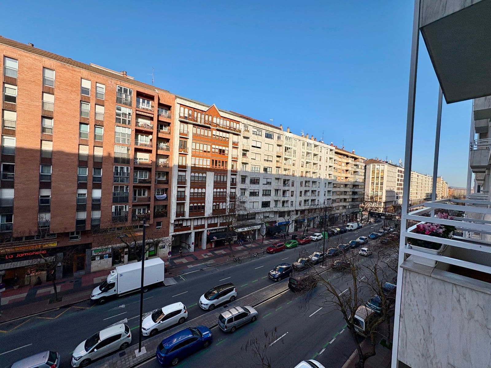 SE ALQUILA DUPLEX EN LA AVENIDA GASTEIZ - imagen 5