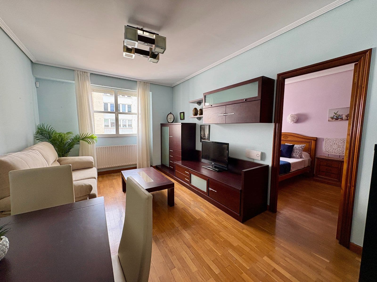 Se vende piso en calle San Antonio de 98m2 y dos habitaciones .