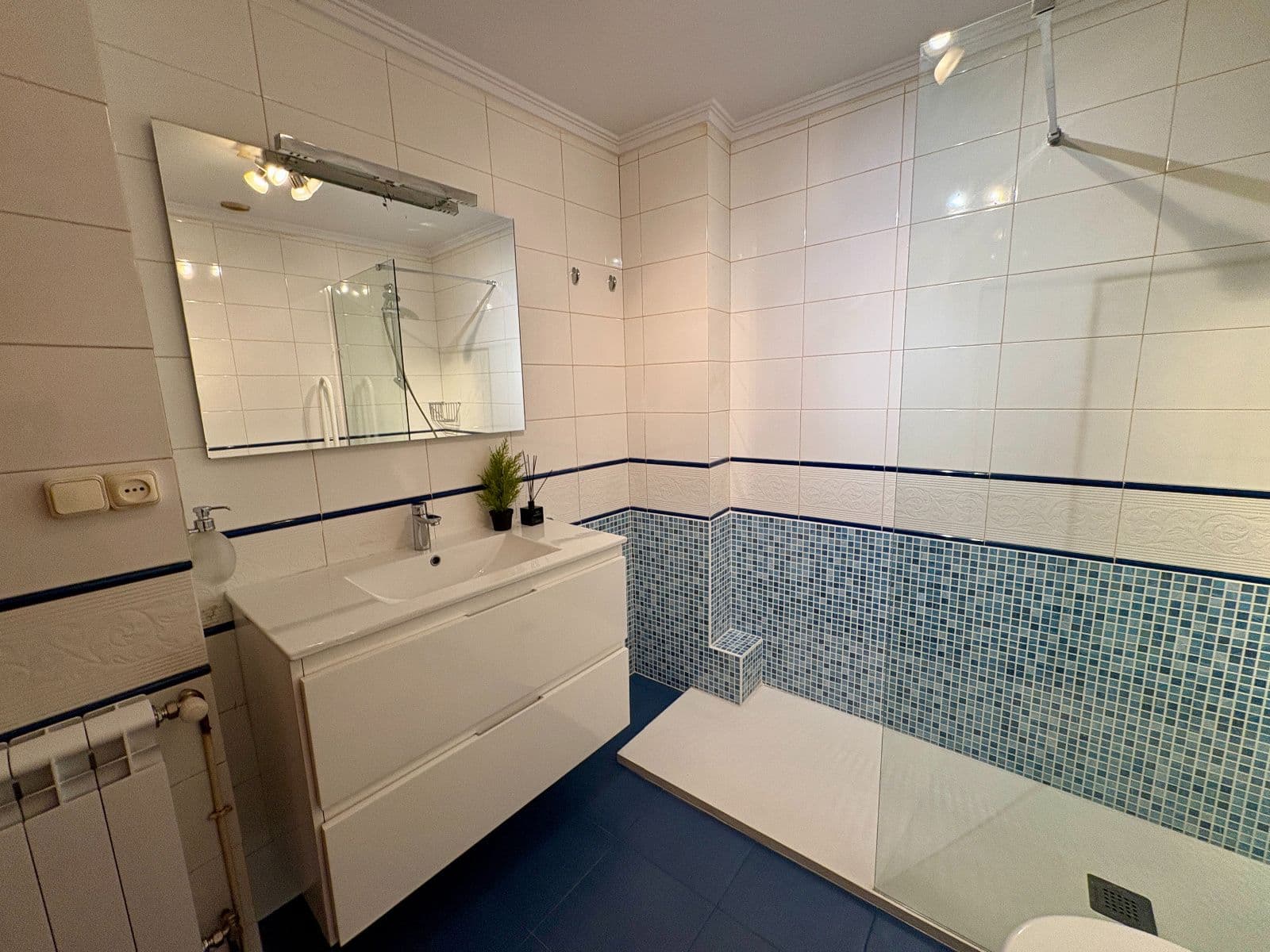 Se vende piso en calle San Antonio de 98m2 y dos habitaciones . - imagen 17
