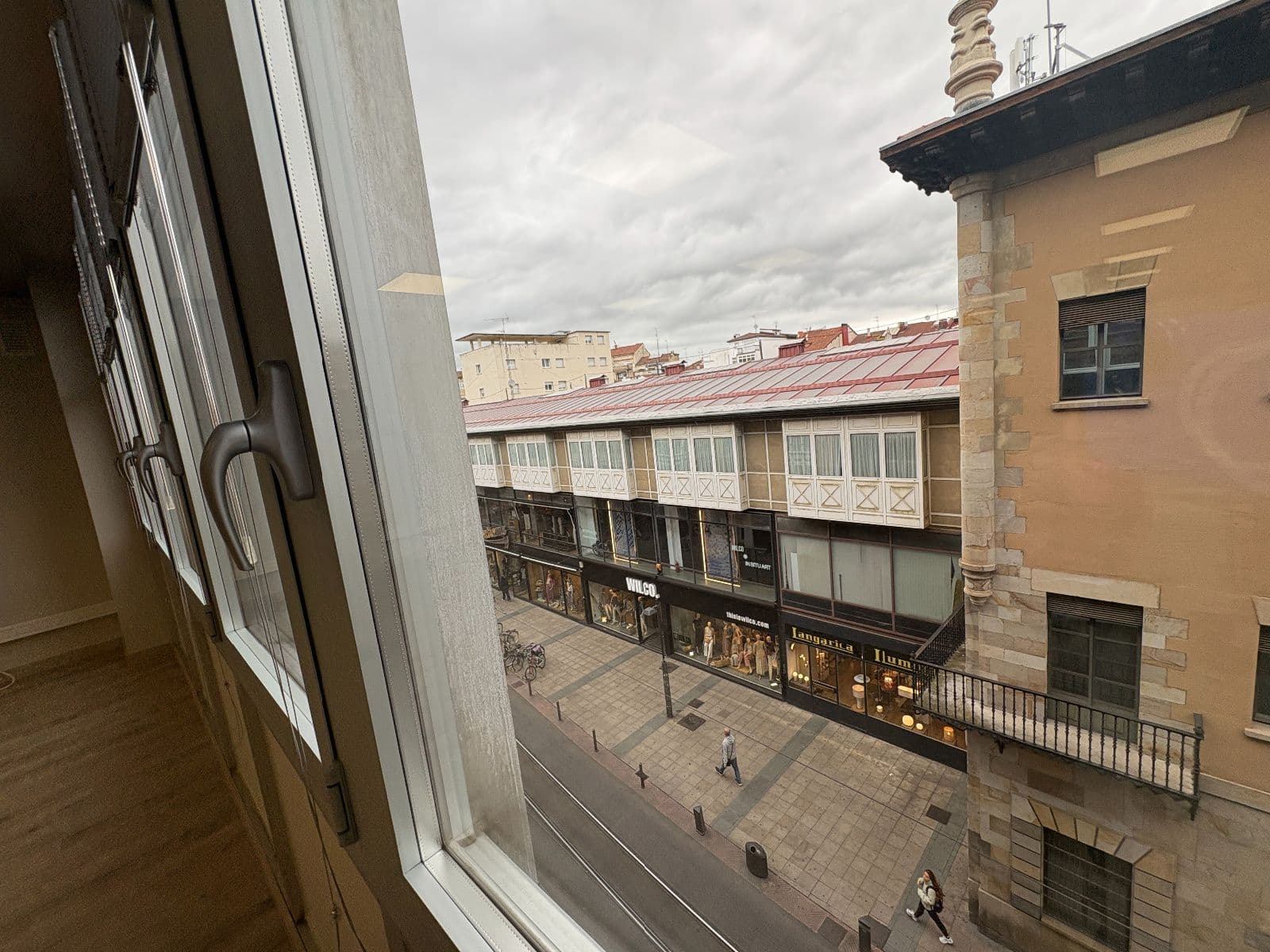Se alquila oficina reformada de 130 m² en el centro de Vitoria - imagen 4