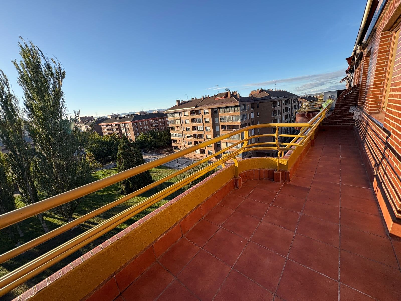 SE VENDE PISO CON TERRAZA, GARAJE Y TRASTERO EN PORTAL DE CASTILLA - imagen 5