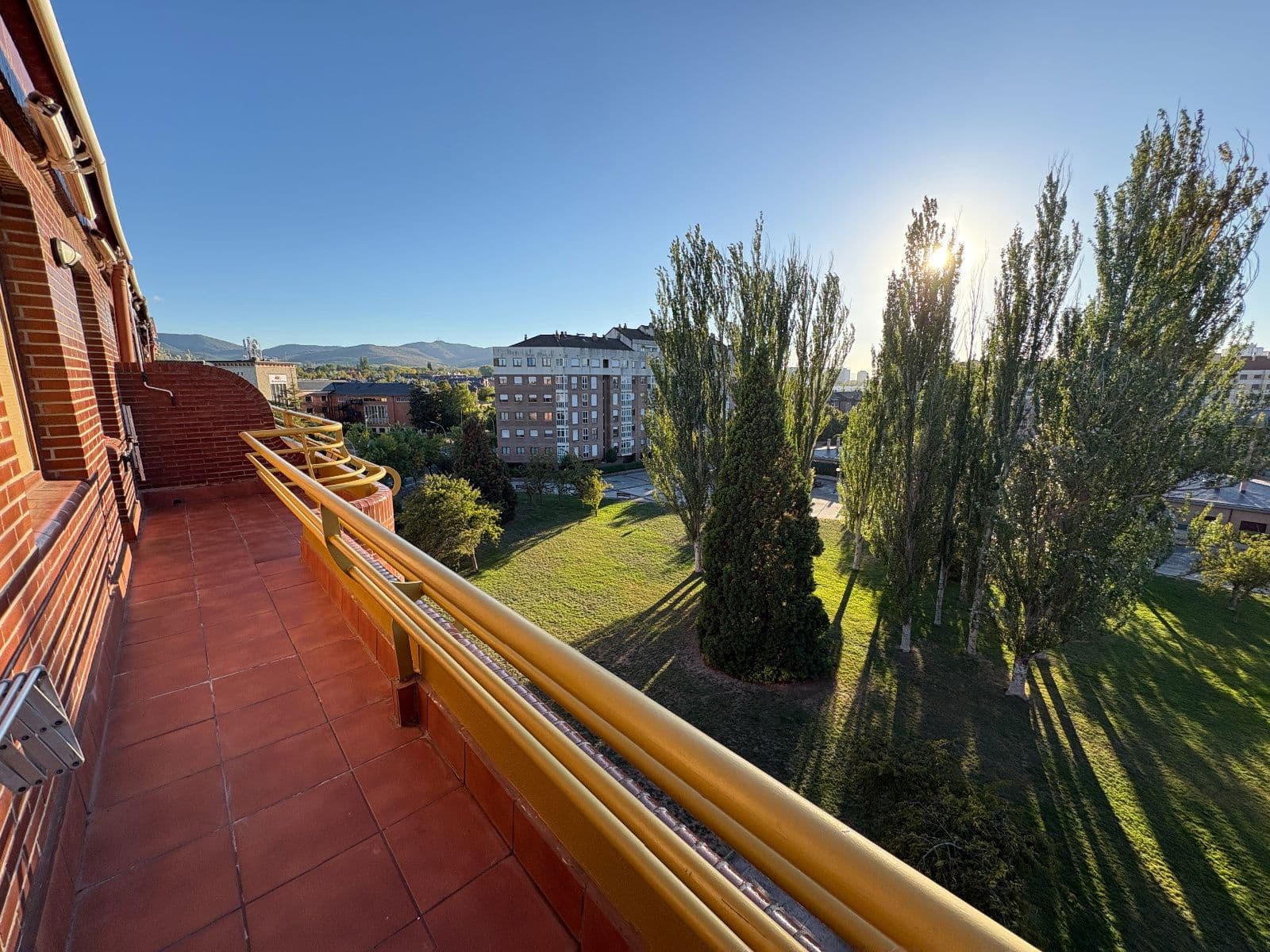 SE VENDE PISO CON TERRAZA, GARAJE Y TRASTERO EN PORTAL DE CASTILLA - imagen 6