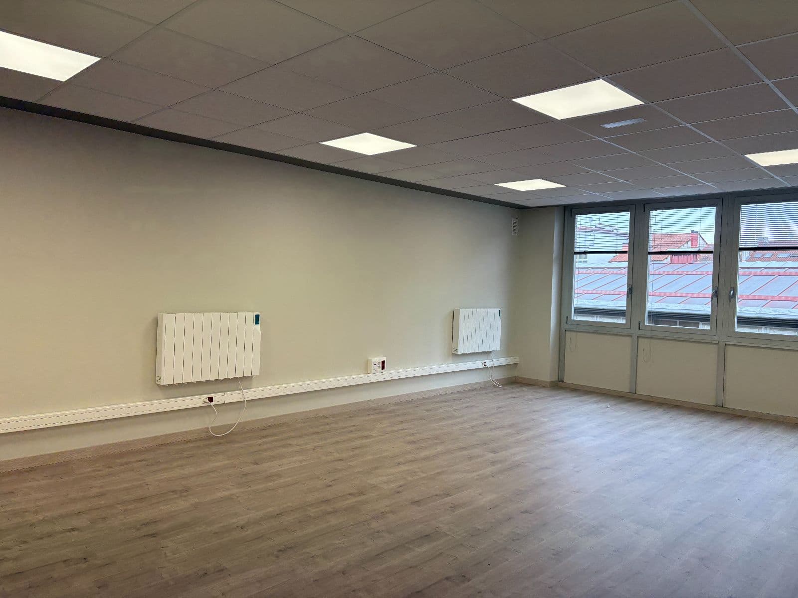 Se alquila oficina reformada de 130 m² en el centro de Vitoria